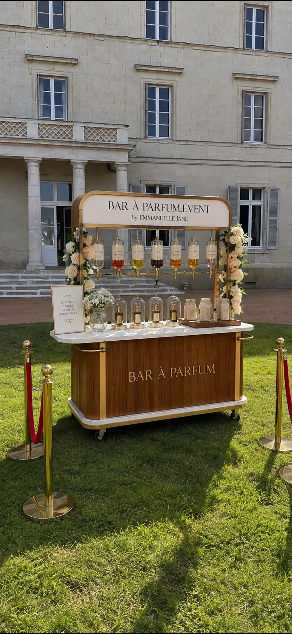 Le bar à parfum sur la pelouse d'un château